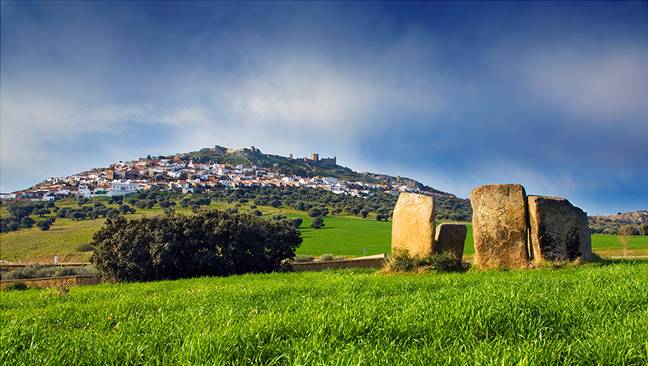 http://www.fotolibre.org/albums/userpics/10016/Dolmen_Magacela_copia.jpg